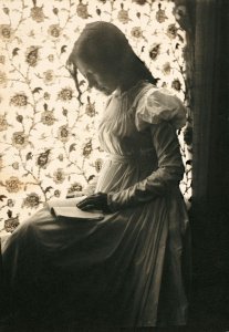 Portrait de Zitkala-Ša (Red Bird) lisant à la fenêtre (1898) par la photographe Gertrude Kasebier.