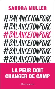 Le mot-clic #balancetonporc en noir répété plusieurs fois sur la couverture avec un bandeau titre où il est écrit "La peur doit changer de camp". Un des mots clic est en rose plutôt qu'en noir.